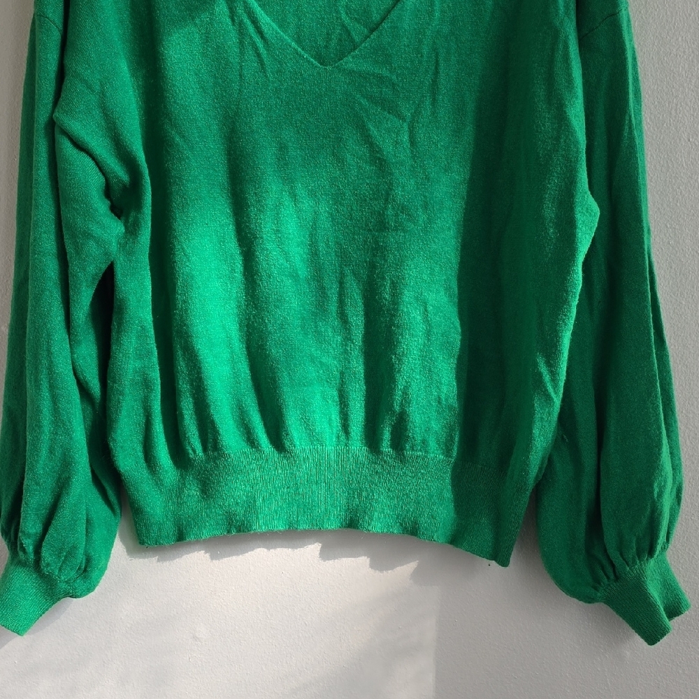 Line & Dot Emerald V-Neck Sweater - Picture 6 of 8